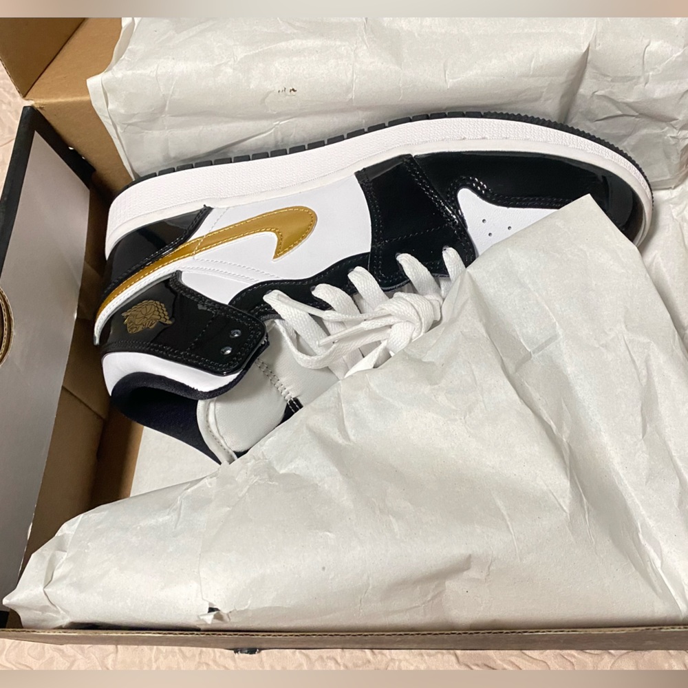 JORDAN 1 MID BLACK METALIC GOLD